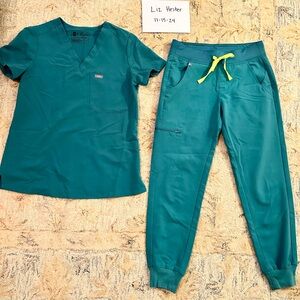EUC Figs scrub set